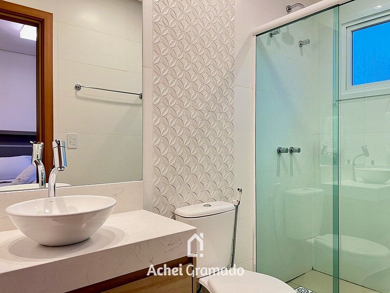 Impecável Apartamento c/ 2 Suítes by Achei Gramado