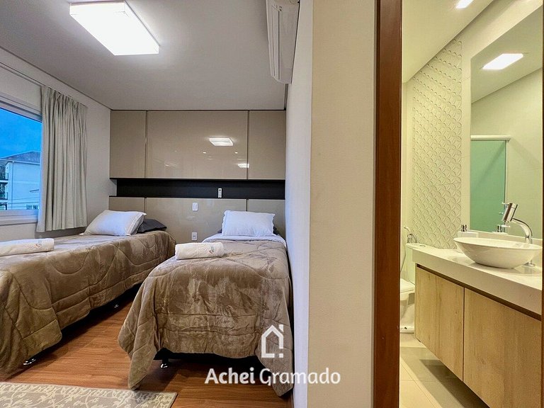 Impecável Apartamento c/ 2 Suítes by Achei Gramado