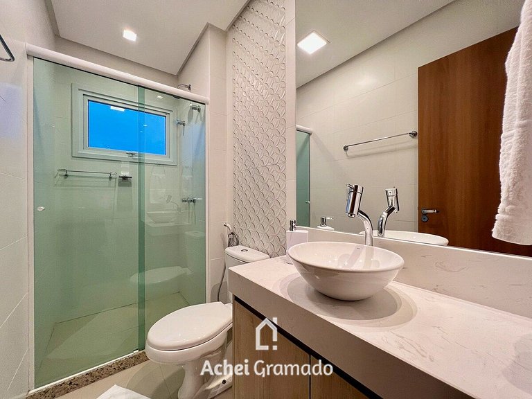 Impecável Apartamento c/ 2 Suítes by Achei Gramado