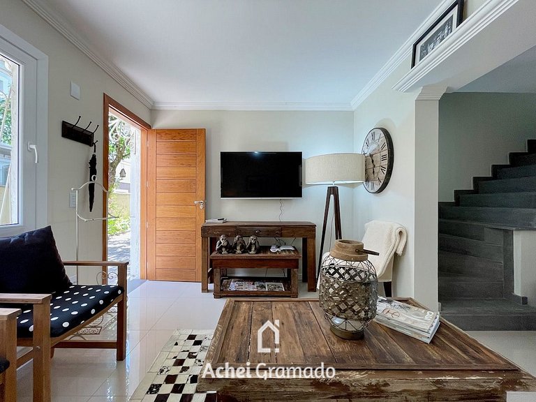 Casa 3dorm 900m Rua Coberta de Canela by Achei
