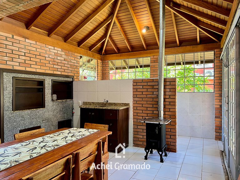 Casa Allegro 3dorm prox Lago Negro by AcheiGramado