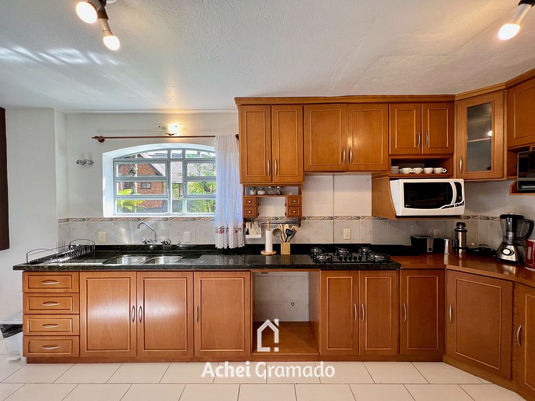 Casa Allegro 3dorm prox Lago Negro by AcheiGramado