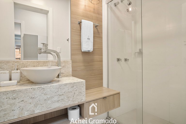 Villagio Del Venetto com ampla varanda by Achei