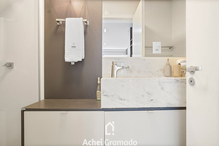 Villagio Del Venetto com ampla varanda by Achei