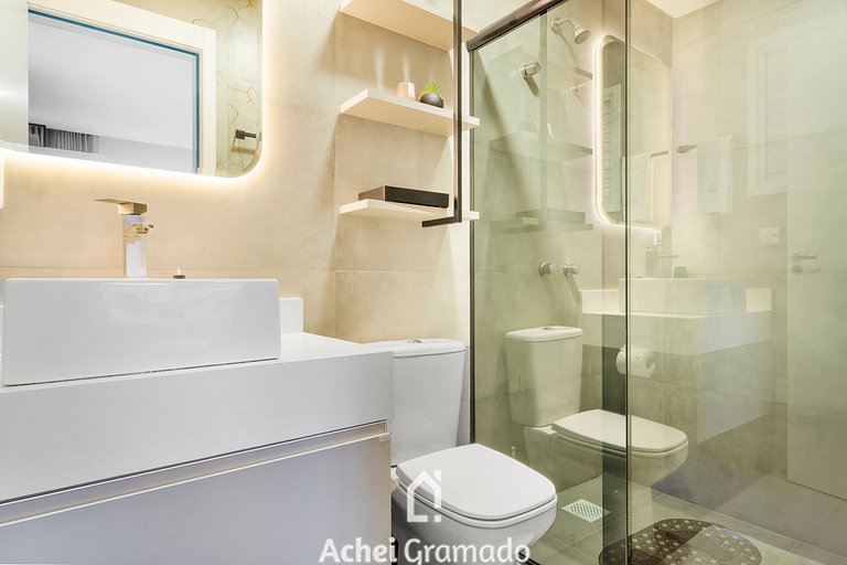 Conforto a 950m da Rua Coberta by Achei Gramado