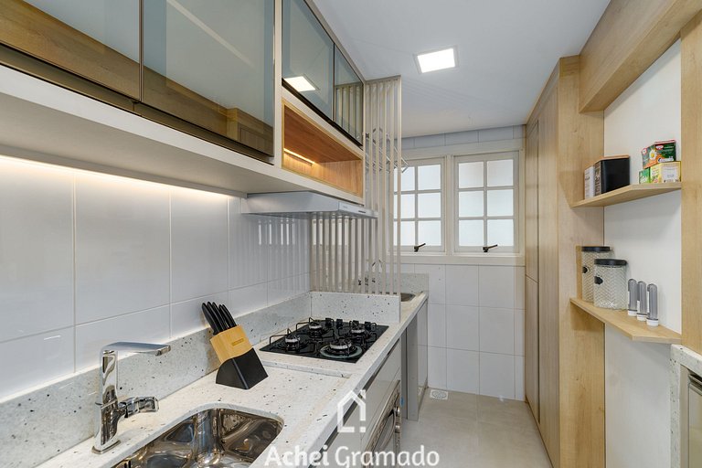 Apto bem no Centro 2 dorm by Achei Gramado