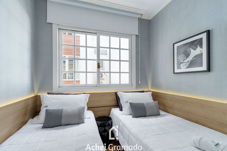 Apto bem no Centro 2 dorm by Achei Gramado