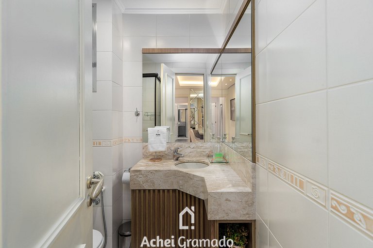 Apto bem no Centro 2 dorm by Achei Gramado
