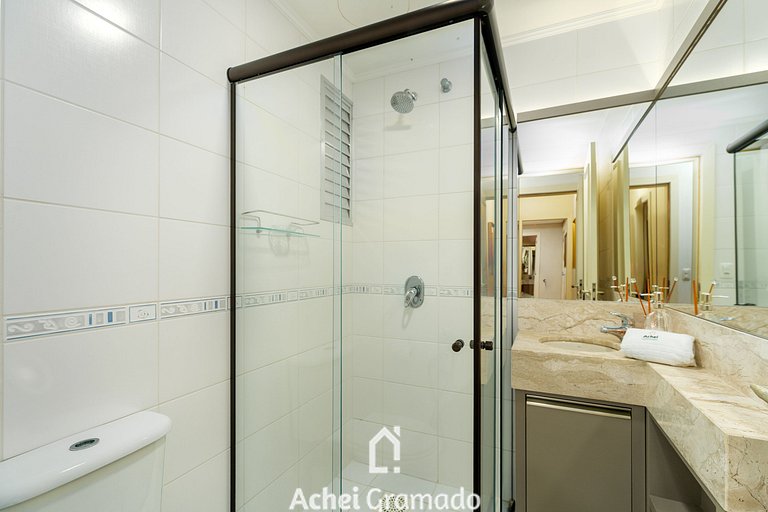 Apto bem no Centro 2 dorm by Achei Gramado