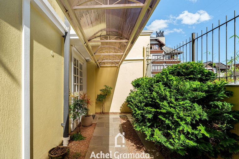 Apto bem no Centro 2 dorm by Achei Gramado